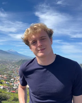 Xander Vanhauwaert, oprichter van Avexis, met een berglandschap op de achtergrond.